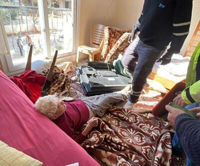 Depremde hasar gören evlerinde mahsur kalan yatalak çifti, 50 saat sonra polis kurtardı