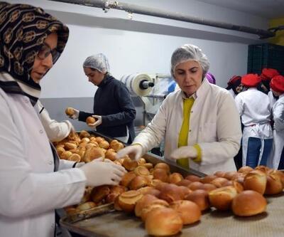 Öğretmen ve öğrenciler depremzedeler için günde 50 bin ekmek üretiyor
