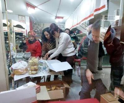 Esnaf kadınlar, yaptıkları kek ve börekleri deprem bölgesine gönderdi