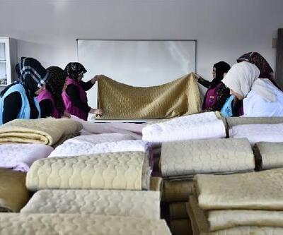 Gönüllüler, depremzedeler için battaniye dikiyor