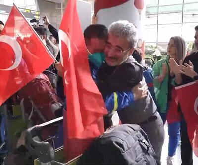 Çin’e dönen kurtarma ekibi, alkışlar ve Türk bayraklarıyla karşılandı