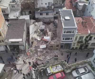 Fatih'te 3 katlı metruk binanın çöktüğü anlar kamerada