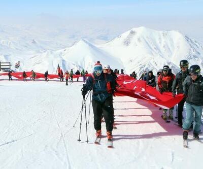Depremde 19 kişiyi kurtaran Erzurumlu dağcılar, ölenleri de Palandöken'in zirvesinde andı