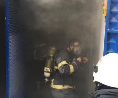 Marketin deposunda çıkan yangında 2 çalışan dumandan etkilendi