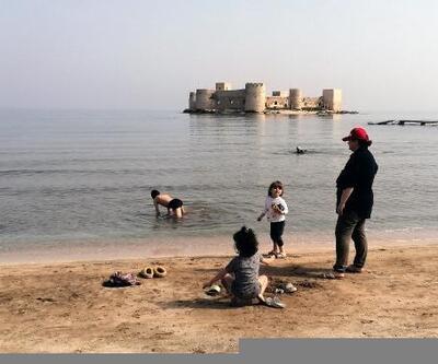 Mersin'de konaklayan depremzede ailelerin çocukları sahilde oynuyor