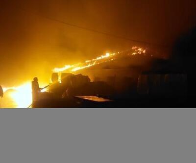 Geri dönüşüm tesisinde başlayan yangın, bitişikteki evin çatısına sıçradı