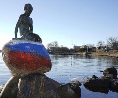 Küçük Deniz Kızı heykeli yine hedefte: Bu sefer Rus bayrağı renklerine boyandı
