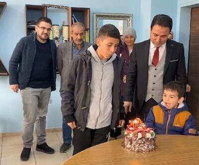 Midyat'ta depremzede Harun Bekir’e okulda doğum günü sürprizi