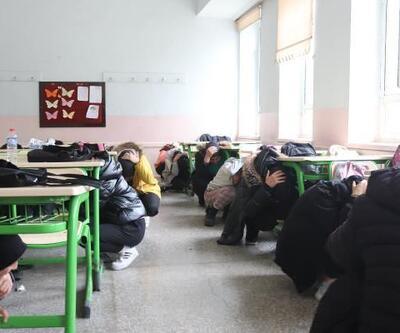 Midyat'ta okulda 'Çök- Kapan- Tutun' deprem anı tatbikatı
