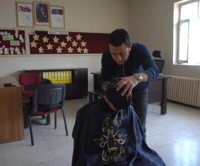 Siirt’te Kerem Öğretmen, görev yaptığı okulda öğrencilerini tıraş ediyor