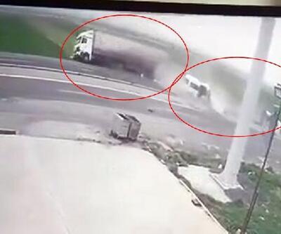 Şırnak’ta kaza sonucu karşı şeride savrulan iki minibüse TIR çarptı