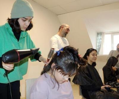 Depremzede kız çocuklarının saç bakımı liseli İpek'ten