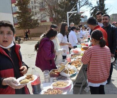 Mardin’de öğrenciler depremzedeler yararına kermes düzenledi