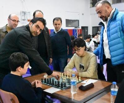 Sivas'ta satranç hakemleri görev ücretlerini depremzedelere bağışladı