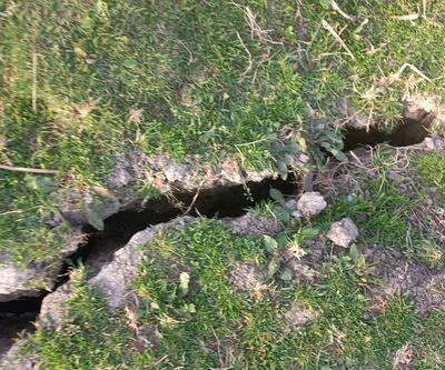 Ceyhan Nehri kıyısında deprem sonrası oluşan büyük yarıklar görüntülendi