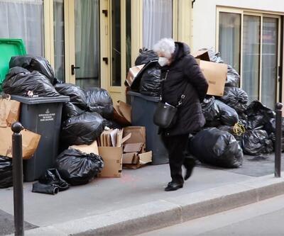 Paris'te grev nedeniyle sokaklar çöple dolu!