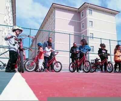 Depremzede çocuklara bisiklet eğitimi
