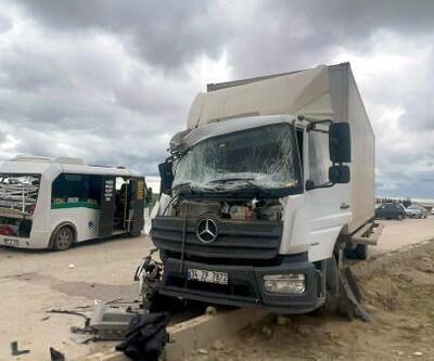 Çorlu'da kamyonla minibüs çarpıştı: 3 yaralı