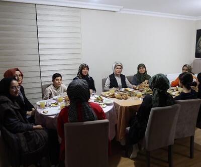 Emine Erdoğan depremzede aile ile iftar yaptı! Mete Gazoz'dan depremzedeye sürpriz
