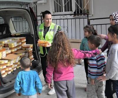 Bornova'da evlere iftar yemeği dağıtımı başladı