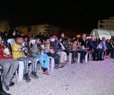 Çadır kentlerde kalan afetzedeler, iftar sonrası Sinema TIR’ında film izledi