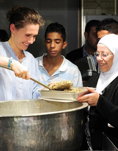 First Lady Esad'dan muhtaç ailelere iftar