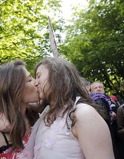 Fransa eşcinsel evliliğe evet dedi