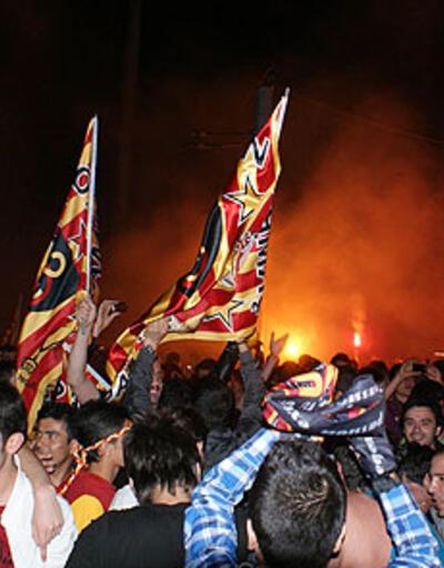 Galatasaraylılar şampiyonluğu kutluyor...