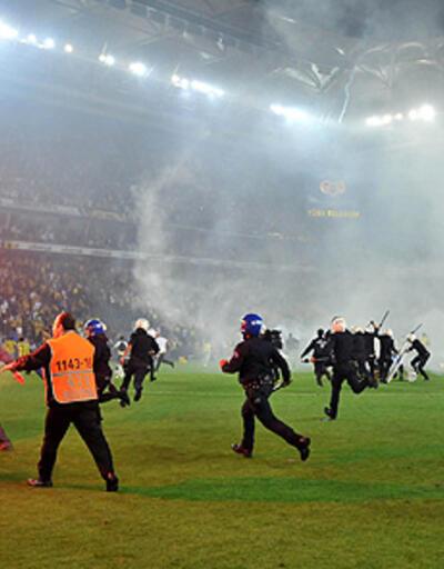 Fenerbahçeli taraftar sahaya indi!