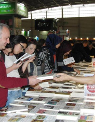 İzmir'de "Yüzyıllık Yalnızlık" yok satıyor