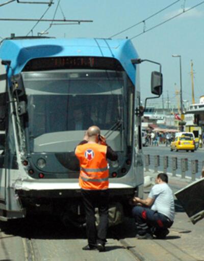 Tramvay ile İETT otobüsü çarpıştı: 3 yaralı