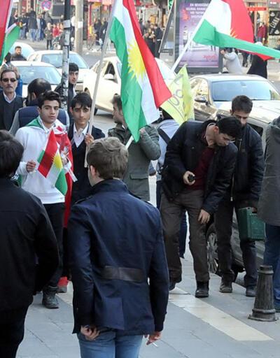 Diyarbakır'da Kürdistan bayrağı dağıttılar