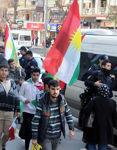 Diyarbakır'da Kürdistan bayrağı dağıttılar