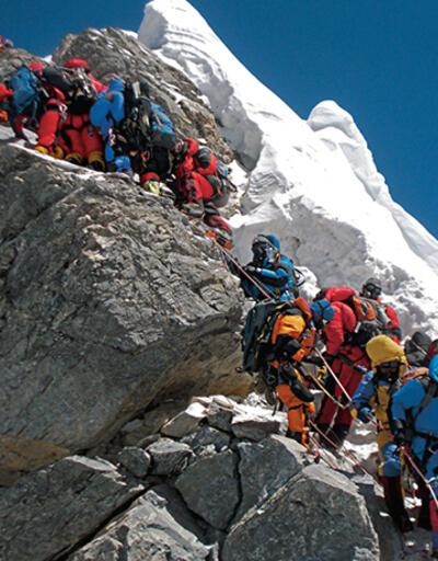  Everest'in zirvesi insan dışkıları yüzünden mikrop saçıyor