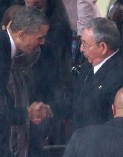Castro ve Obama el sıkıştı 