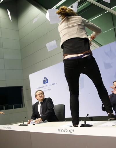 Mario Draghi'ye konfetili protesto