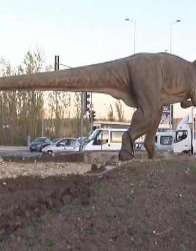 Ankara'da robot heykelinin yerine dinozor heykeli dikildi