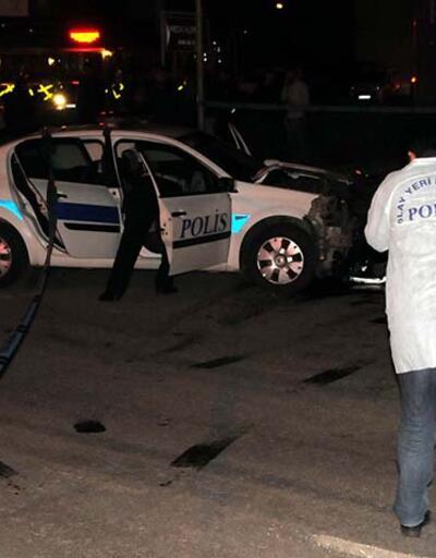 Polis otosu otomobille çarpıştı: 3 yaralı