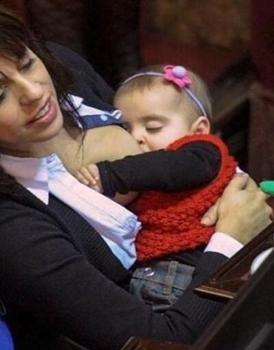 Arjantinli politikacı mecliste bebeğini emzirdi