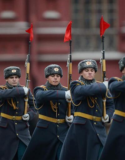 "Sovyet askerleri" Kızıl Meydan'da yürüdü