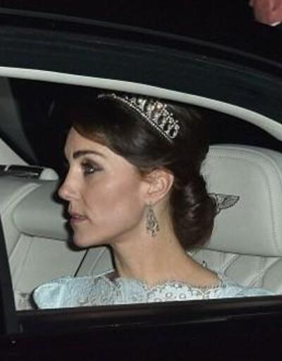 Kate Middleton kayınvalidesinin tacını taktı