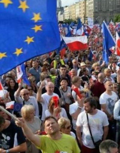 Polonya'da binlerce kişi hükümeti protesto etti