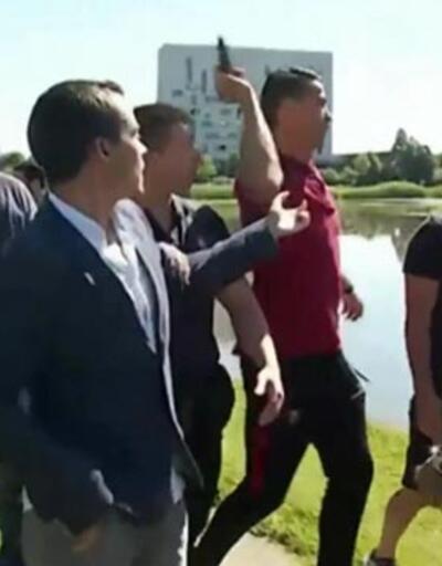 Ronaldo gazetecinin mikrofonunu alıp göle fırlattı