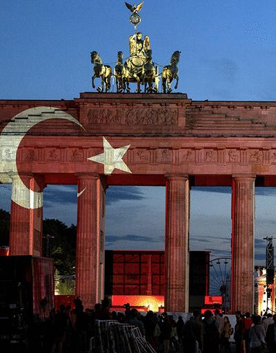 Brandenburg Kapısı Türk bayrağı renklerine büründü