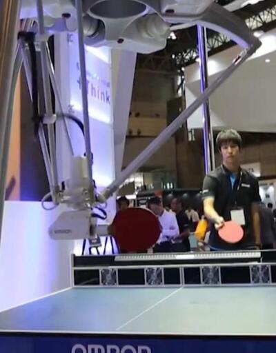 Masa tenisi oynayan robot