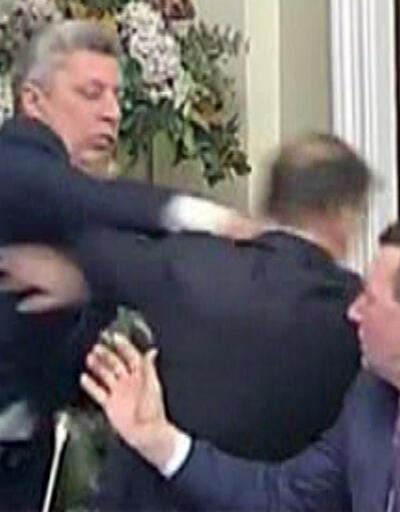 Ukrayna parlamentosunda yumruklu kavga