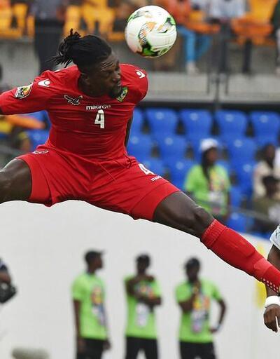 Hiçbir takımda oynamayan Adebayor sahaya ilk 11'de çıktı