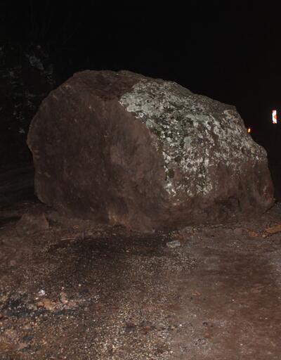 Manisa'da yola 50 tonluk kaya düştü
