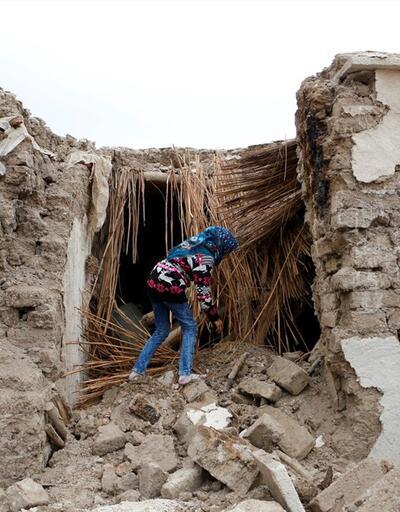 Depremde yıkılan evinde okul çantasını arıyor