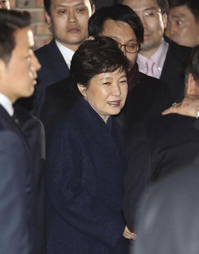 Güney Kore'de azledilen başkanın ekibi toplu istifa sundu